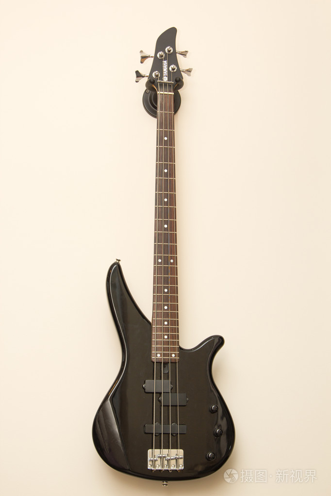 墙上挂着的黑色低音电吉他