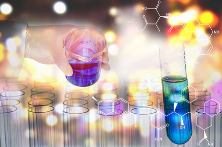 二次曝光的科学家手拿着实验室的试管