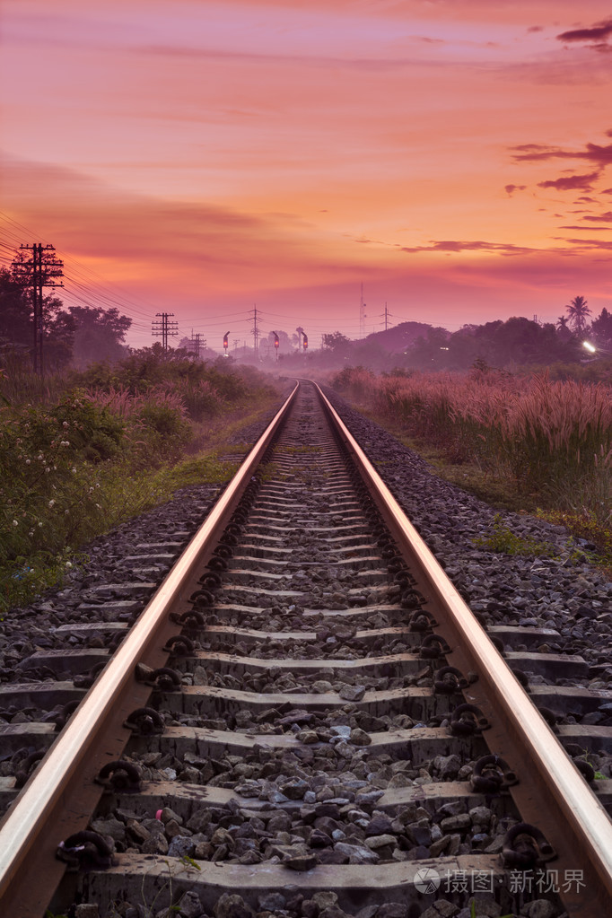 铁路轨道与日出景象