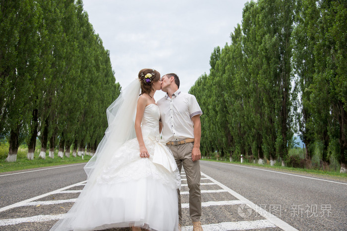 年轻的家庭婚礼当天散步