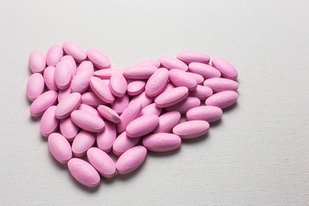 很多粉红色片药丸在心的形状