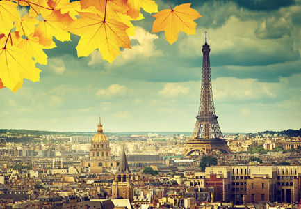 秋天的落叶，在巴黎，埃菲尔铁塔