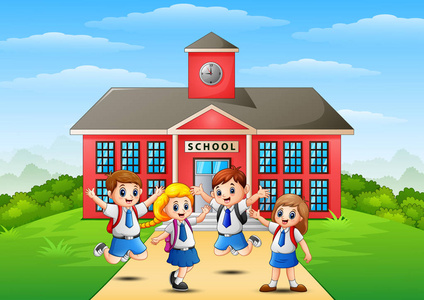 快乐的学校孩子们在学校大楼前