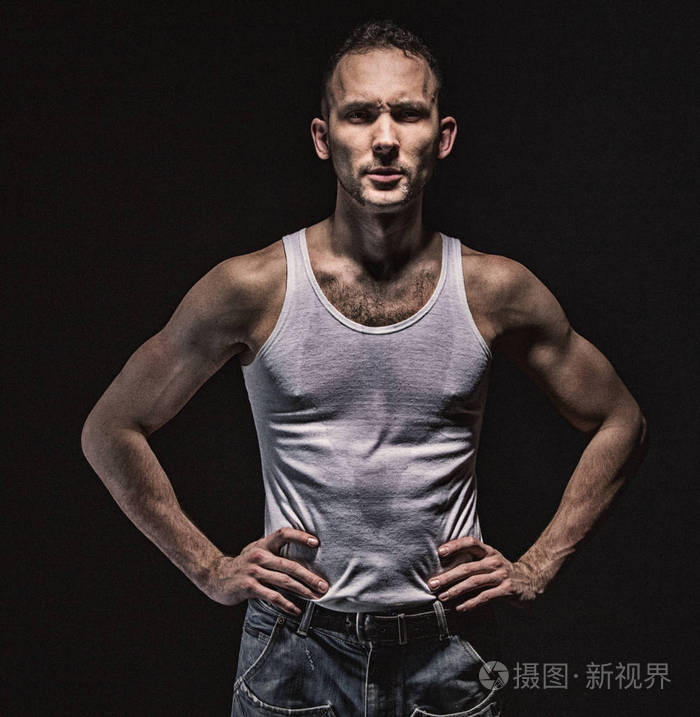 严重的肌肉男的肖像