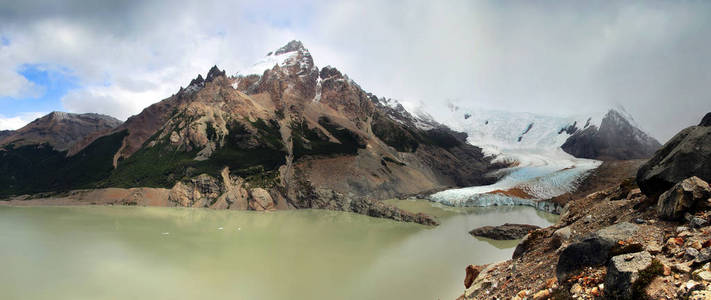 塔冰川和环礁湖的全景