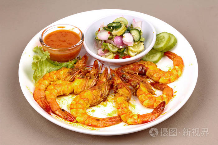 煮的木炭沙嗲虾配侧盘