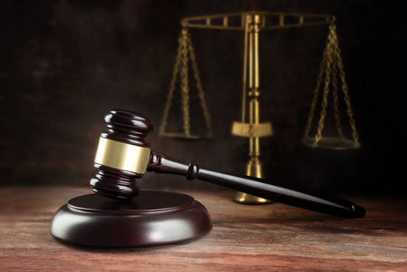 黑暗的背景与副本空间判断木槌和体重秤上的木桌,为平衡和权力的象征