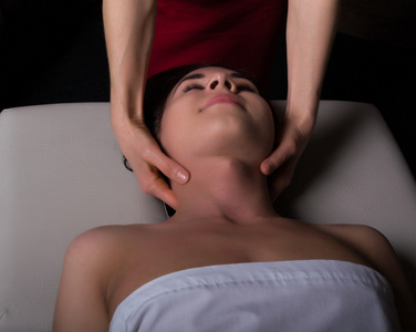 男按摩师做按摩水疗沙龙的女人身上.女人放松.美治疗概念照片