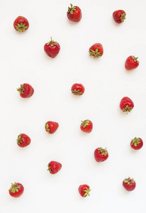 新鲜草莓散落在白色的背景。H 的概念