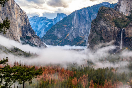 约塞米蒂山谷在秋天的早晨