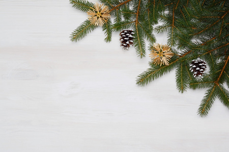 与上一个木制的背景装饰圣诞树冷杉