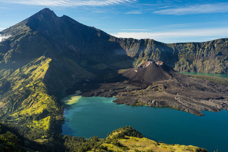 瑞嘉尼峰和 Barujari 火山山中美丽的早晨