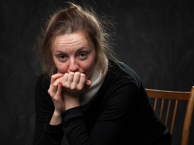 脸色发黄脸色苍白疲惫的女子,直直看着照片
