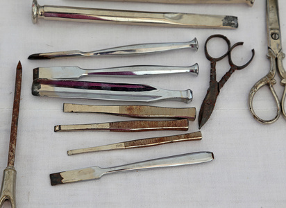 生锈的钳子剪刀和其他古代医学仪器
