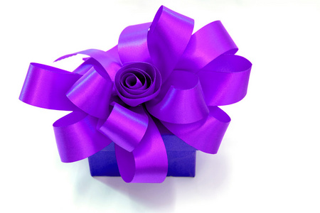 礼品盒打上白色背景上紫色的丝带蝴蝶结