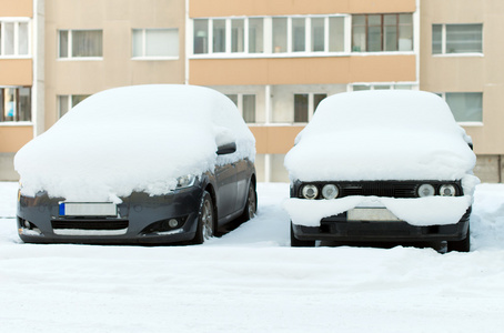 汽车在大街上白雪覆盖在冬天