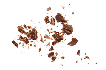 磨碎的巧克力孤立在白色背景。顶视图