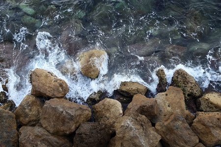 海浪拍打岩石