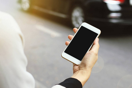 女人街 使用出租车服务应用程序 空白屏幕智能手机用于模拟