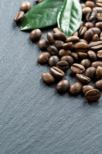 咖啡豆和黑暗的背景，为您的文本空间上的叶子