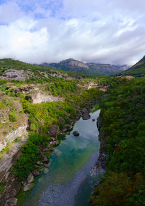 莫拉卡河峡谷，黑山的美景