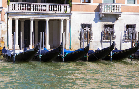 在意大利威尼斯大运河码头上泊车吊船