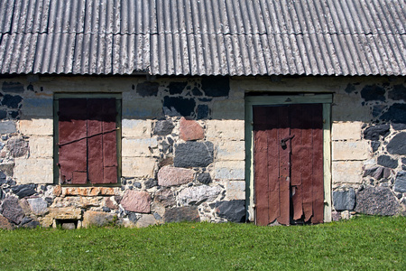 农村房子与门和窗户的墙壁图片