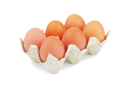 有机 6 个鸡蛋的纸板蛋箱上白色孤立照片