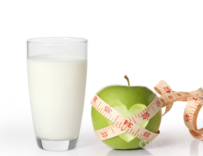 苹果和牛奶在白色的背景上