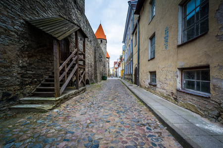 在旧城的鹅卵石街道和中世纪建筑