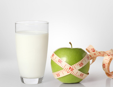 苹果和牛奶在白色的背景上