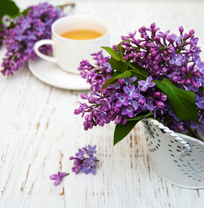 Cup 的茶和淡紫色的花朵