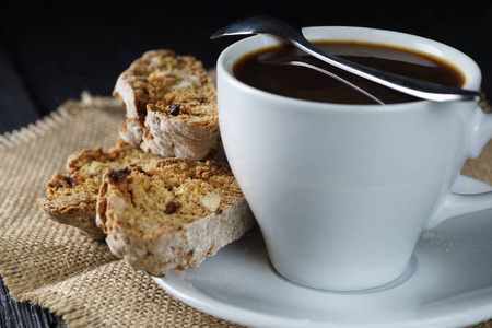 在黑暗的木背景，与 cantucci 饼干咖啡杯