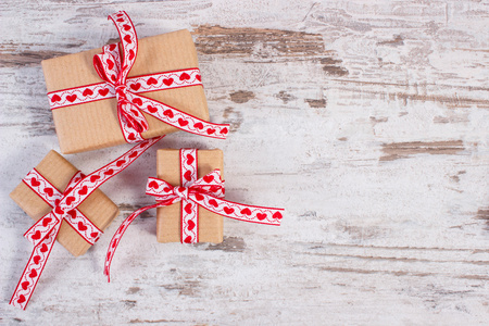 情人节礼物或其他庆祝活动在再生纸包装的礼物