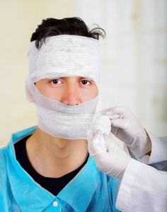 头和弹性绷带缠上他的头外伤的男人的头外伤后医院病人康复脑外伤医院