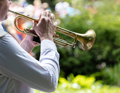 奥斯曼帝国的军事乐队在军乐队吹小号的音乐家.露天音乐会照片