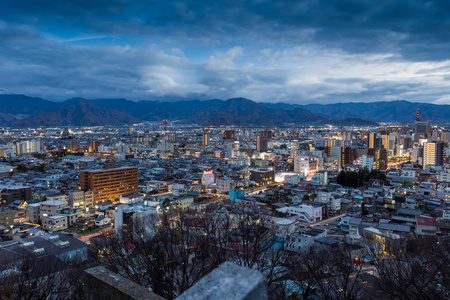 下诹访在晚上的长野市照片