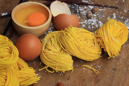 黄色面条干燥木材的背景干面食背景.