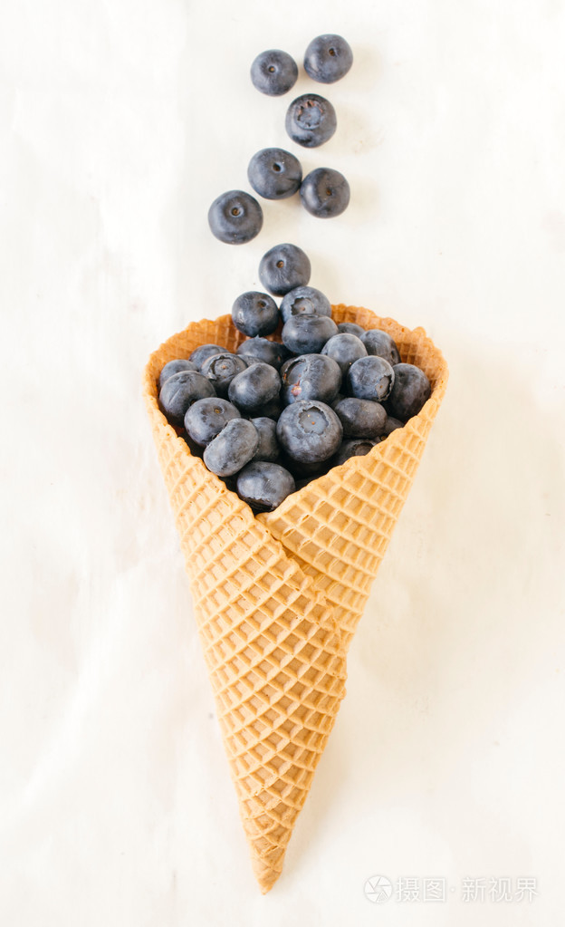 在冰淇淋甜筒蓝莓