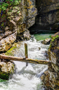 河流流经 Breitachklamm 峡谷