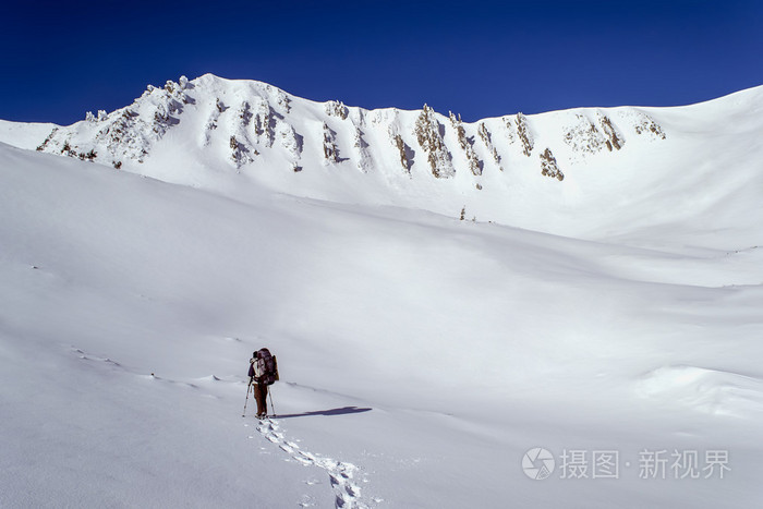 冬天在雪山上跋涉