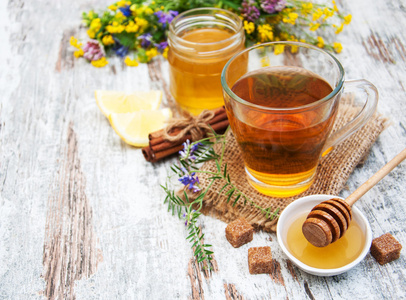 杯茶，蜂蜜和花