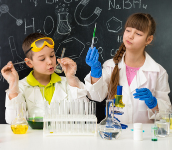 两个小学生上化学课在实验室