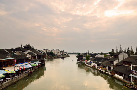 在河边的旧村上海用小船