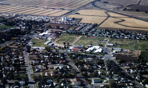 鸟瞰图加州北部农村社区和字段图片