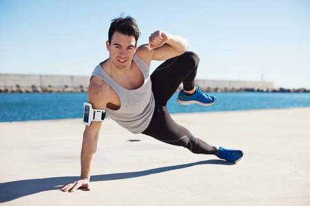 体育锻炼的健康男性运动员照片