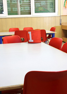 幼儿园内的课桌和小红椅