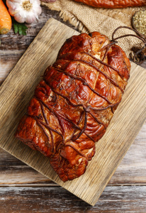 烟熏的火腿人们吃东西的最高视图.全家人一起享用圣诞大餐.