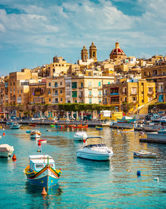 在 Birgu 上的视图和用小船港