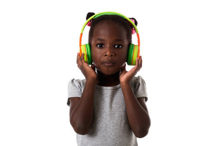 非洲可爱的小女孩戴着耳机。分离